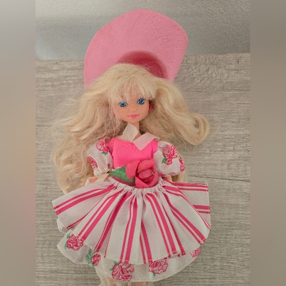 Vintage 1992 MATTEL PEPPERMINT ROSE DOLL Hat Blonde Pink Dress one shoe - Picture 2 of 5